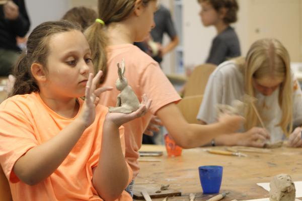 Werbebild für das Sommerferienprogramm 2026 im Kunstmuseum Mülheim an der Ruhr, Foto: Ana Modrow, Kunstmuseum Mülheim an der Ruhr.