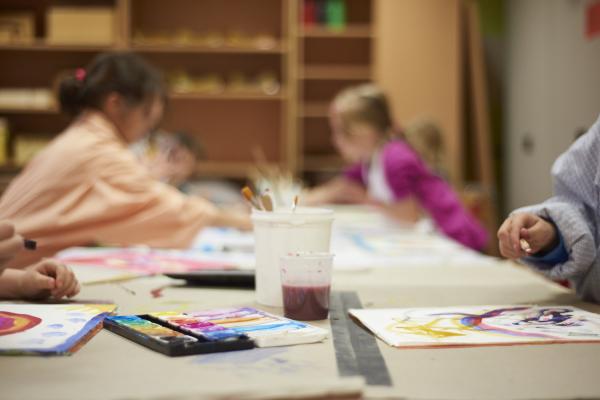 Das Bild zeigt Kinder beim Malen im Werkraum der Schildbergschule.