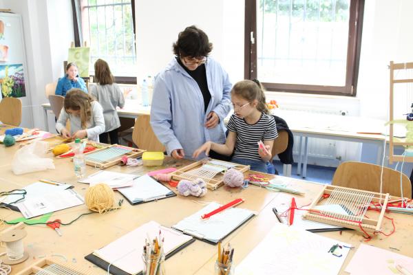Die Künstlerin Maria Renee Morales Garcia während eines Workshops mit Kindern in der Malschule des Kunstmuseum Mülheim an der Ruhr.